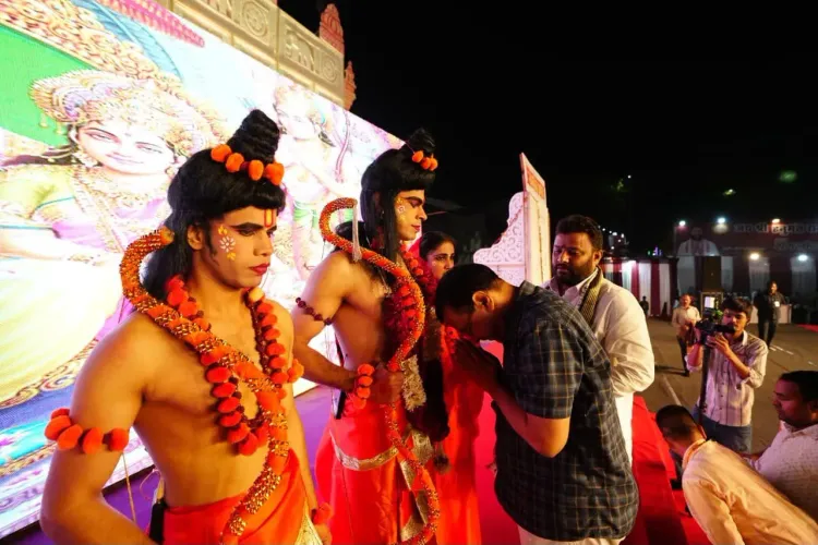 Kejriwal joins Dussehra celebrations at Kondli Ramlila