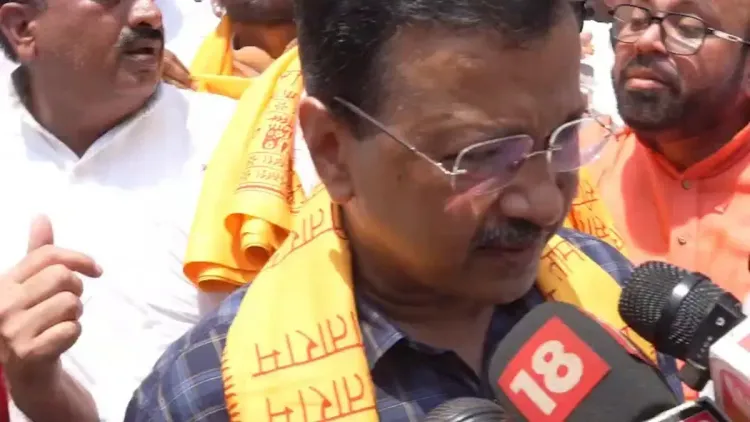 Kejriwal visits Ram Mandir, prays for punishment of offering thieves