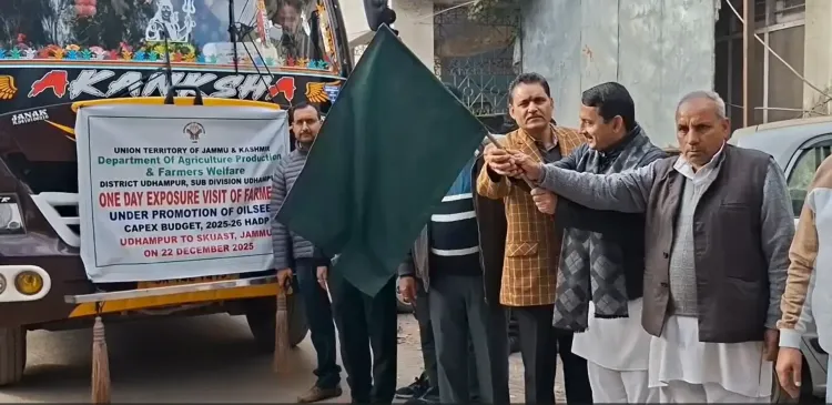 क्या केंद्र सरकार के सहयोग से 70 किसान प्रशिक्षण के लिए रवाना हुए हैं?