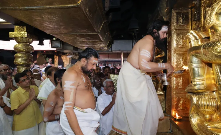 What prompted the Kerala HC to order a probe into the Sabarimala gold plating discrepancies?