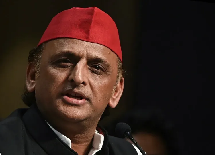 गोंडा में खाद संकट पर अखिलेश यादव का BJP पर हमला: 'दोगुनी लाइन से उखाड़ फेंकेंगे'