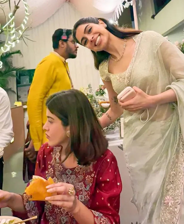 Why Did Shanaya Kapoor Avoid Taking a Photo with Khushi Kapoor?