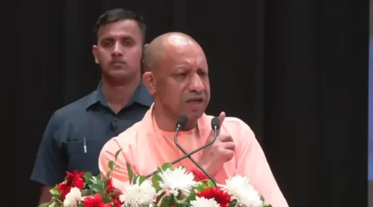 योगी ने गोरखपुर में 9.18 लाख किसानों को ₹493 करोड़ हस्तांतरित किए, सपा पर हुदहुद राहत घोटाले का आरोप