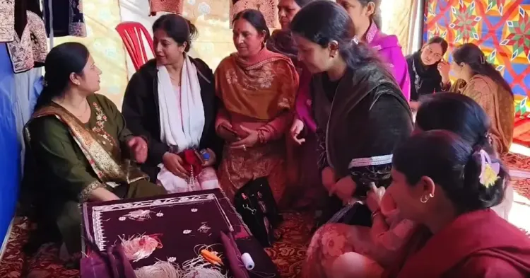 किश्तवाड़ में आयोजित हैंडलूम और हैंडीक्राफ्ट प्रदर्शनी: स्थानीय महिलाओं और कारीगरों का हुनर प्रदर्शित