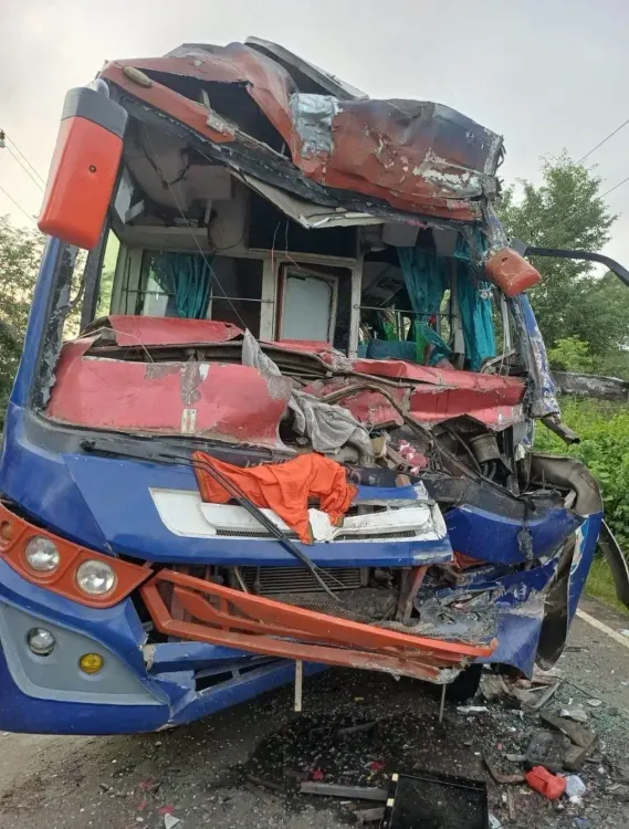 कोडरमा बस-ट्रक टक्कर: कांवड़ियों से भरी बस दुर्घटनाग्रस्त, 3 की मौत, 50 से अधिक घायल