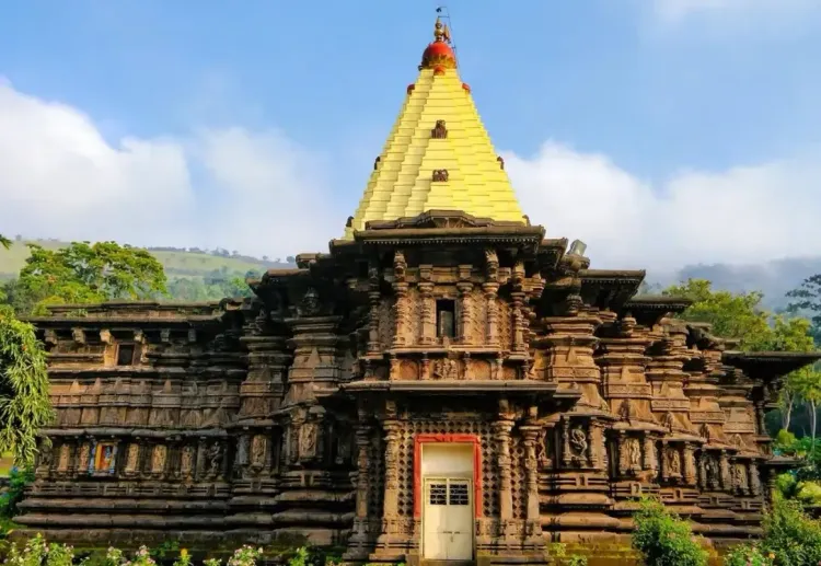 कोल्हापुर महालक्ष्मी मंदिर में दीपावली परंपरा: शिखर पर जलती है अखंड मशाल, कार्तिक मास तक रहती है प्रज्वलित