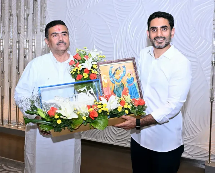 नारा लोकेश और सुवेंदु अधिकारी की कोलकाता में मुलाकात, पटचित्र स्क्रॉल व शोलापिथ नौका भेंट