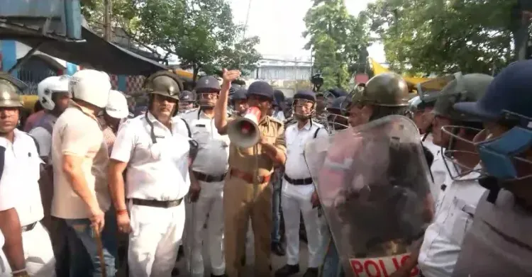 कोलकाता के तिलजला में बुलडोजर एक्शन के विरोध में पथराव, पुलिसकर्मी घायल; 30 हिरासत में