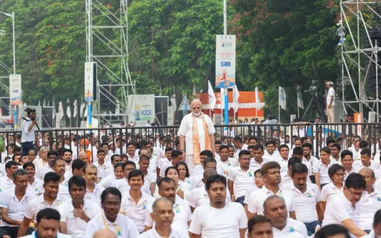 अंतरराष्ट्रीय योग दिवस 2025: कोलकाता के रेड रोड पर PM मोदी का नेतृत्व, 'स्वस्थ आयु के लिए योग' थीम पर भव्य आयोजन