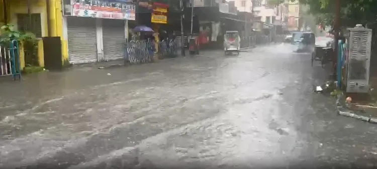 Kolkata waterlogged after overnight rain, traffic disrupted across city