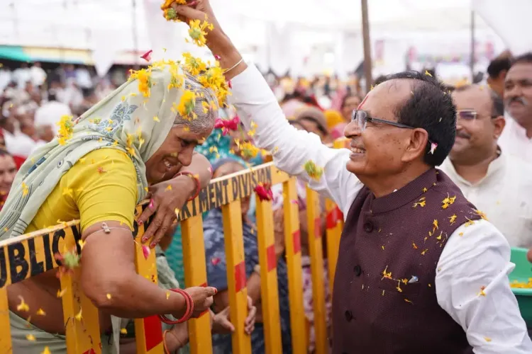 शिवराज सिंह चौहान का अफसरों को कड़ा संदेश: 'जनता का काम रोकना बंद करें, सरकार की मंशा पर पलीता न लगाएँ'