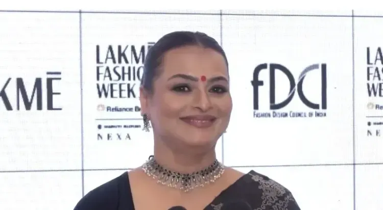 लैक्मे फैशन वीक 2026: शिल्पा शिरोडकर बनीं संजुक्ता दत्ता की शोस्टॉपर, हस्तनिर्मित साड़ी में बिखेरा जलवा