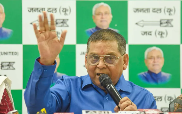 क्या लालू सजायाफ्ता के लिए वोट मांग सकते हैं, लेकिन शपथ ग्रहण में नहीं आ सकते?