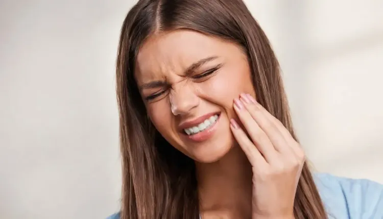 दांतों के दर्द के लिए घरेलू उपाय: लौंग से नमक के पानी तक