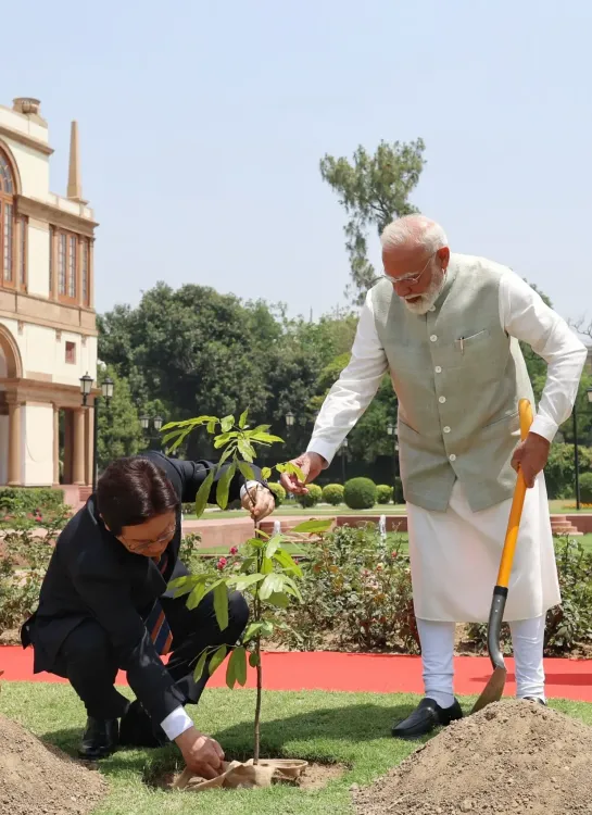 दिल्ली में 'एक पेड़ मां के नाम' अभियान के तहत पीएम मोदी और राष्ट्रपति ली ने किया पौधरोपण
