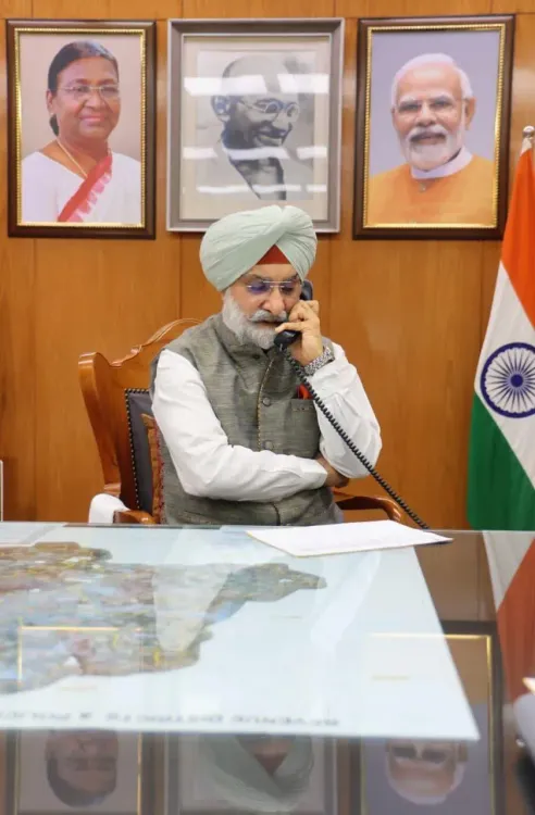 दिल्ली LG विनय कुमार सक्सेना ने 12वीं टॉपर्स से की मुलाकात, बोले — 'युवा ही विकसित भारत की नींव'