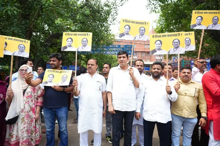₹650 करोड़ के कथित दवा घोटाले पर 'आप' का एलएनजेपी अस्पताल के बाहर मौन प्रदर्शन, CM रेखा गुप्ता से माँगा इस्तीफा