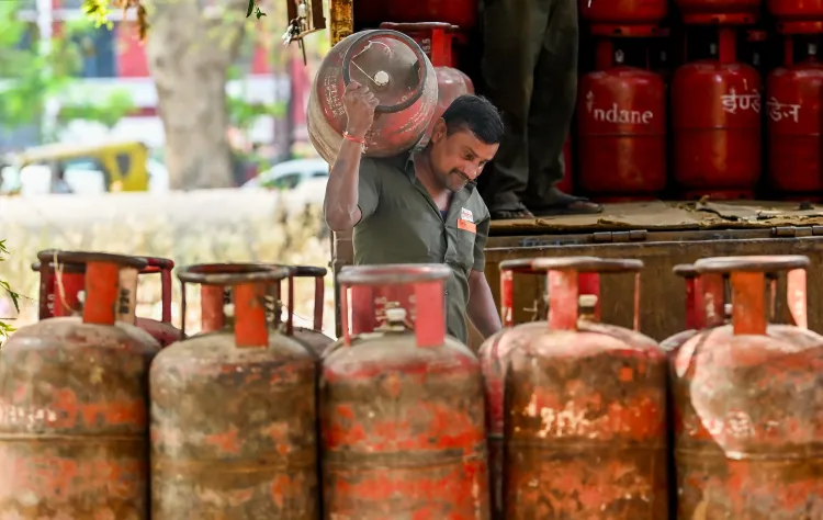 पश्चिम एशिया में संकट के बीच एलपीजी सप्लाई सामान्य, प्रवासी मजदूरों के लिए छोटे सिलेंडरों की आपूर्ति बढ़ी