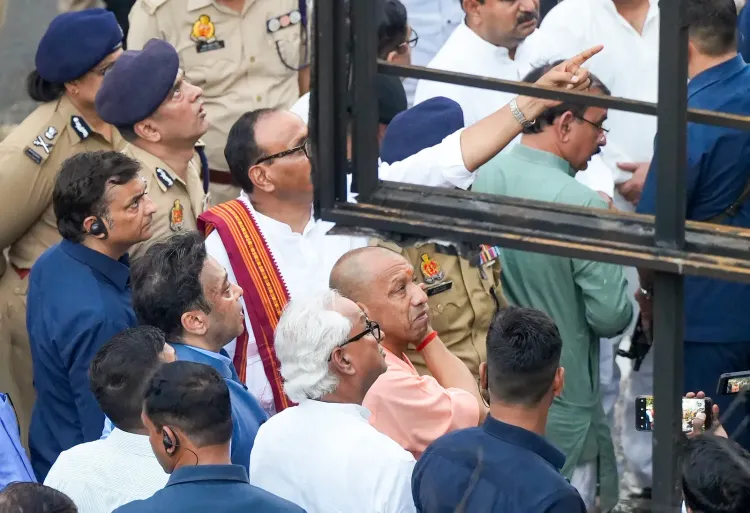 लखनऊ अग्निकांड: CM योगी ने बनाई 2 सदस्यीय SIT, 7 दिन में रिपोर्ट; मृतकों के परिजनों को ₹5 लाख मुआवजा