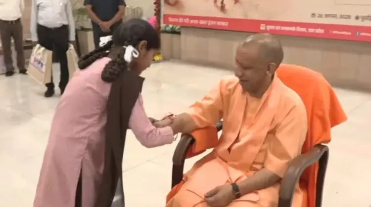 रक्षाबंधन पर CM योगी आदित्यनाथ ने बच्चियों से बंधवाई राखी, दिया ऑटोग्राफ और ली सेल्फी