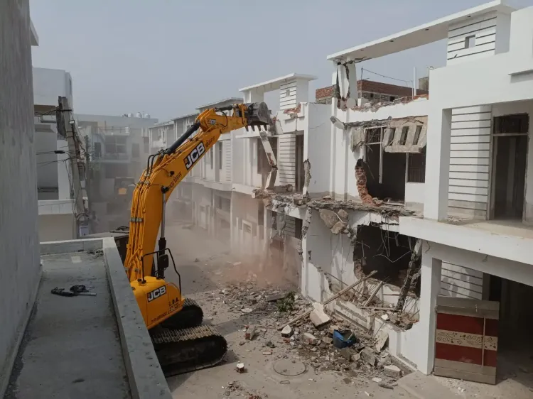 लखनऊ में अवैध रो-हाउसों पर चला बुलडोजर, 22 निर्माण सील