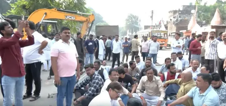 लखनऊ कचहरी में 200+ अवैध चैंबर तोड़े, हाईकोर्ट के आदेश पर बुलडोजर; 2,000 वकील सड़क पर