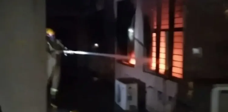 क्या लखनऊ: शकुंतला मिश्रा यूनिवर्सिटी कैंपस के बैंक में देर रात आग लग गई?