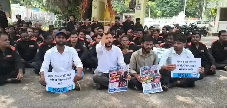 लखनऊ विश्वविद्यालय के करीब 100 सुरक्षाकर्मी बर्खास्त, NSUI समर्थन से गेट नंबर-1 पर धरना
