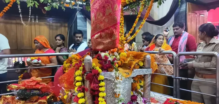 महाअष्टमी पर मां अलोपशंकरी शक्तिपीठ में उमड़े लाखों श्रद्धालु, भोर से देर रात तक दर्शन-पूजन
