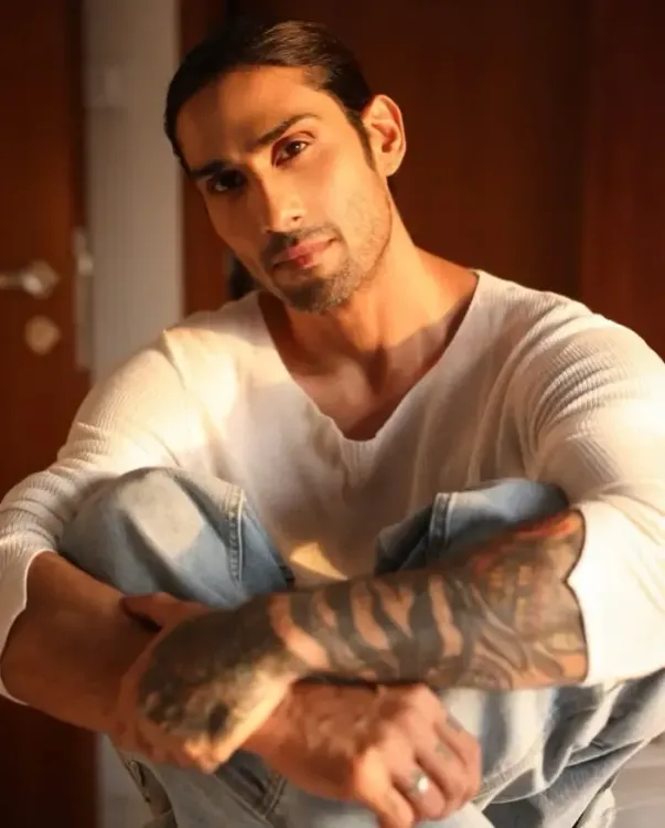 क्या प्रतीक बब्बर मां की झलक हर सीन में तलाशते हैं?