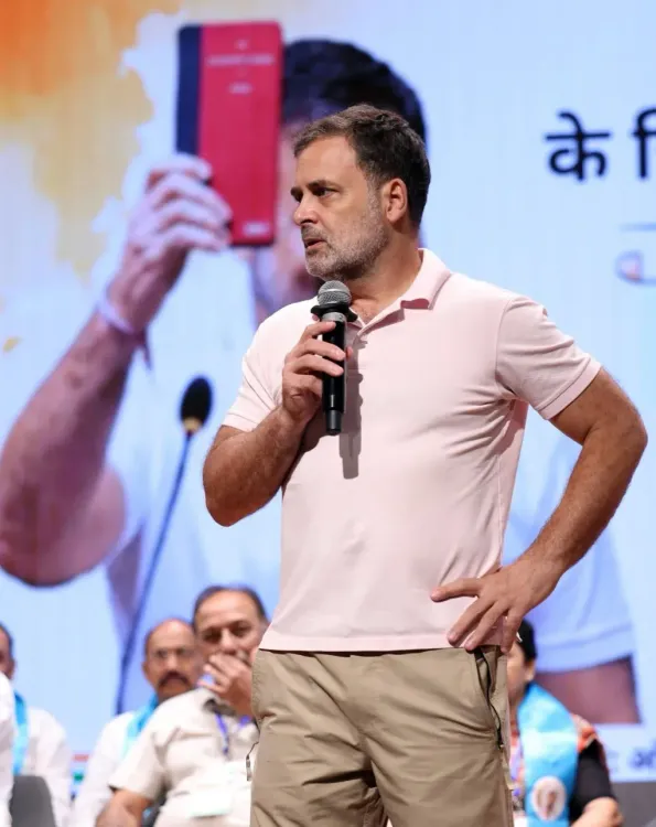 राजीव गांधी जयंती पर राहुल का सोनिया को भावुक संदेश: '35 साल से आपको हिम्मत से लड़ते देखा'