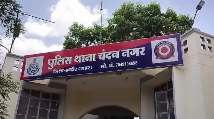 इंदौर में शातिर चोर ने ज्वेलरी शॉप से उड़ाया सोने का पाउच, CCTV से तलाश जारी