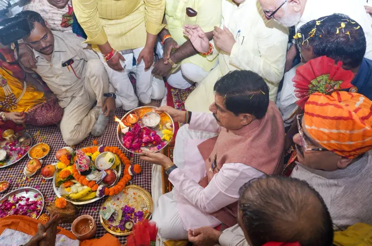 मध्य प्रदेश CM मोहन यादव ने जन्माष्टमी पर बच्चों को खिलाई माखन-मिश्री, मटकी फोड़ कर मनाया उत्सव