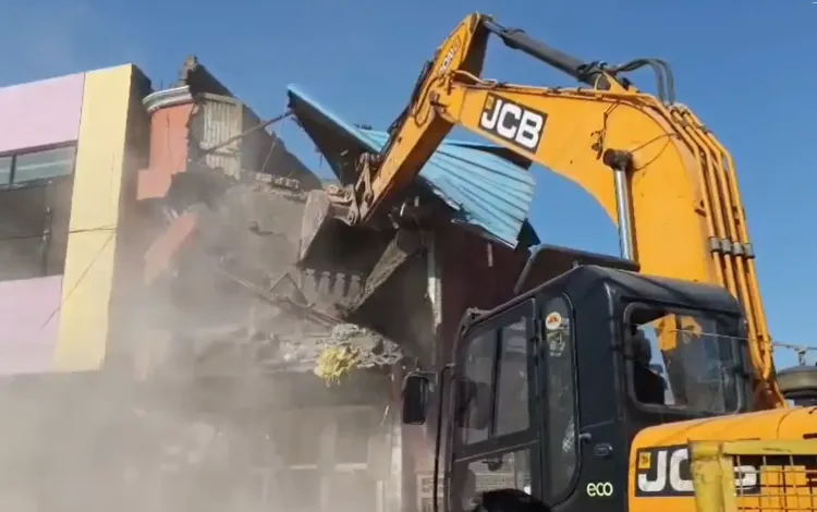 उज्जैन में महाकाल मदिर के निकट अतिक्रमणों पर चली कार्रवाई, बुलडोजर का उपयोग