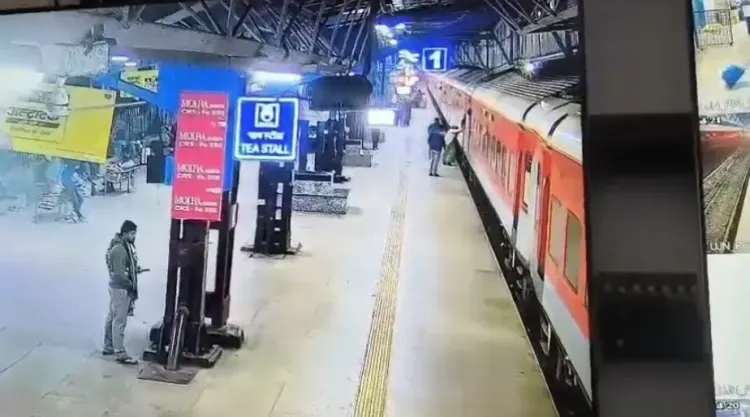 क्या मध्य प्रदेश के उज्जैन स्टेशन पर आरपीएफ जवान ने महिला की जान बचाई?
