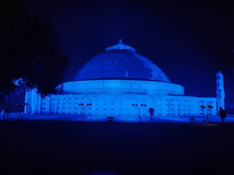 क्या मध्य प्रदेश के सांची में विश्व बाल दिवस पर 100 इमारतें ब्लू लाइट से रोशन हुईं?