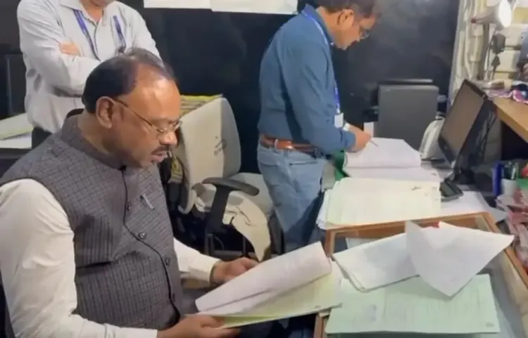 Did Maharashtra Revenue Minister Surprise Raid Nagpur Sub-Registrar Office Over Bribery Allegations?