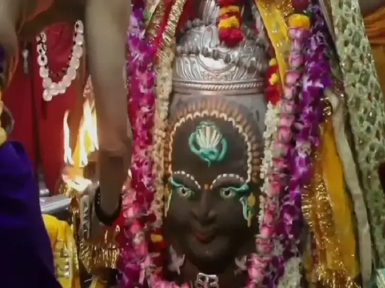 अक्षय तृतीया पर महाकाल का विशेष अभिषेक: पंचामृत और आम रस से सजीव दर्शन