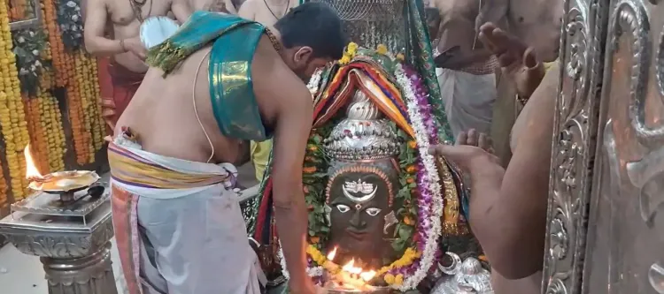 क्या महाकाल मंदिर में मंगलवार को भक्तों का सैलाब उमड़ा? भांग श्रृंगार ने मोहा मन