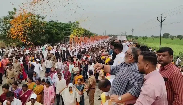 गजानन महाराज की पालकी खामगांव से शेगांव रवाना, लाखों वारकरियों ने 'गण गण गणात बोते' से गुंजाया मार्ग