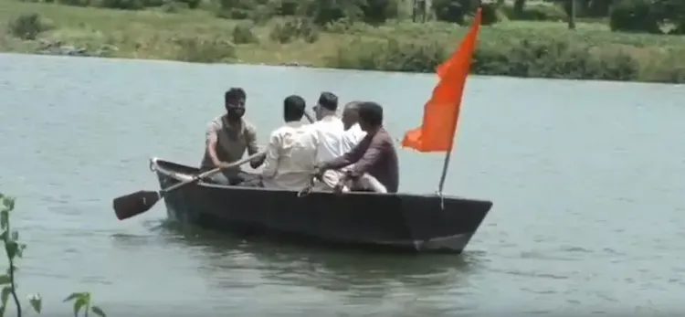 वाशिम के किसानों ने ₹40,000 में खरीदी नाव, खेत तक पहुँचने का रास्ता बंद होने से मजबूरी