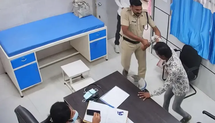 वर्धा: आरोपी ने PHC में महिला डॉक्टर को जड़ा थप्पड़, CCTV में कैद; डॉक्टरों की सुरक्षा पर बड़ा सवाल