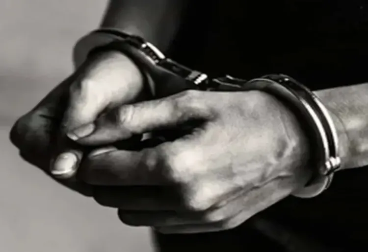 भुसावल में प्रेम विवाह के कारण युवक की खंभे से बांधकर पिटाई, पुलिस ने पांच आरोपियों को किया गिरफ्तार