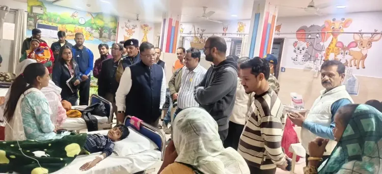 इंदौर में दूषित पानी से बीमार मरीजों से मिलने अस्पताल पहुंचे कलेक्टर?