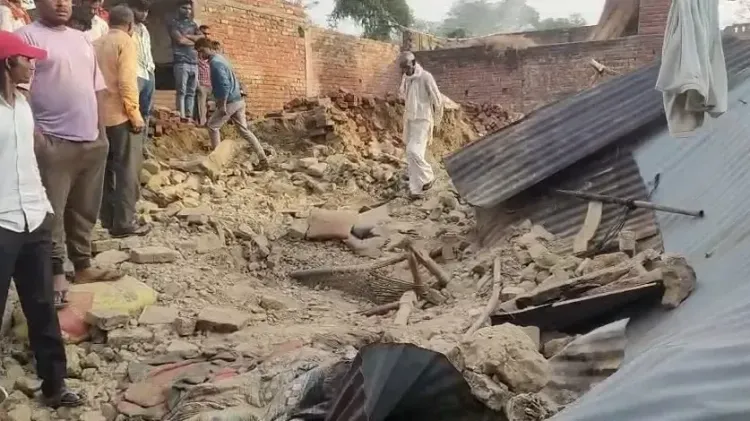 मैनपुरी के कुरावली में टीन शेड गिरने से तीन लोगों की जान गई