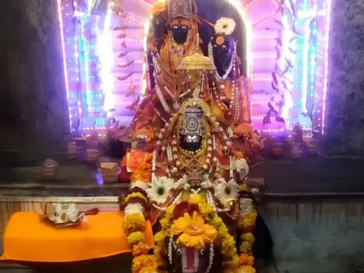 क्या मकर संक्रांति पर इस मंदिर में भक्तों का तांता लगता है?