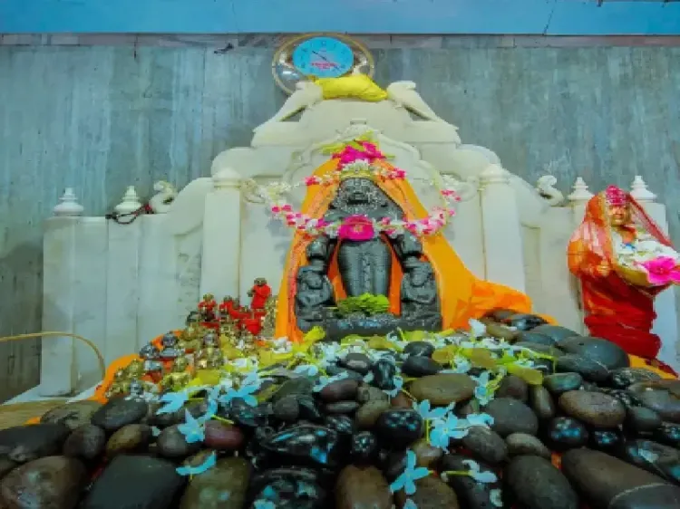 क्या मकर संक्रांति से एक दिन पहले कम हो जाता है कुंड का पानी? रहस्यमय हैं मंदार पर्वत पर स्थित मधुसूदन मंदिर