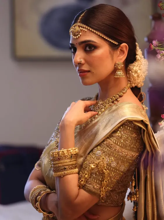 Malavika Mohanan's first look from 'Idhayam Murali' cameo with Fahadh Faasil