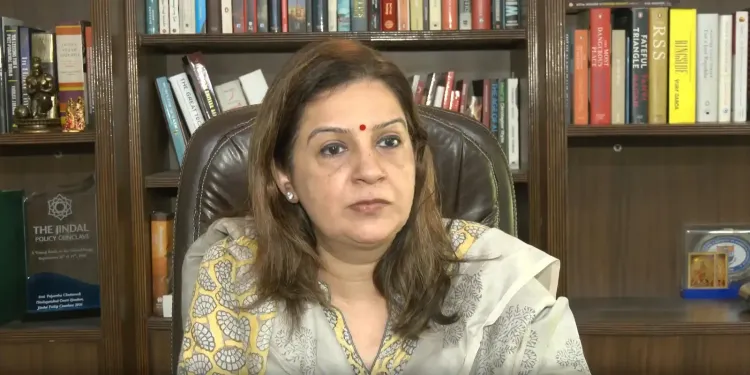 प्रियंका चतुर्वेदी का खड़गे विवाद पर बयान: 'राजनीति में भाषा का स्तर गिर रहा है, परिवार को न घसीटें'