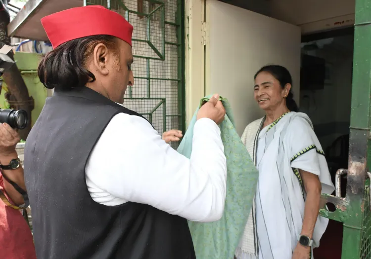 Akhilesh Yadav meets Mamata Banerjee, alleges BJP-ECI poll fraud in Bengal